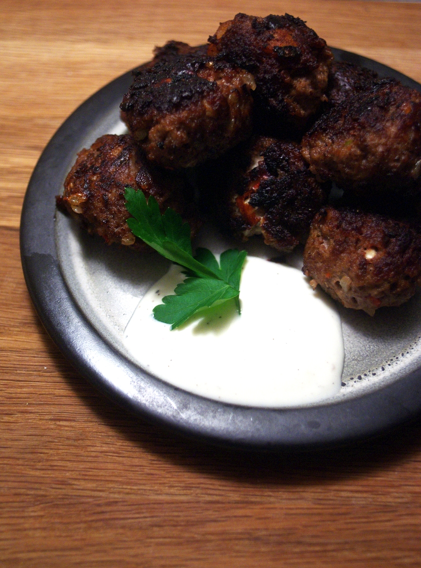 Köfte mit Feta und Bulgursalat