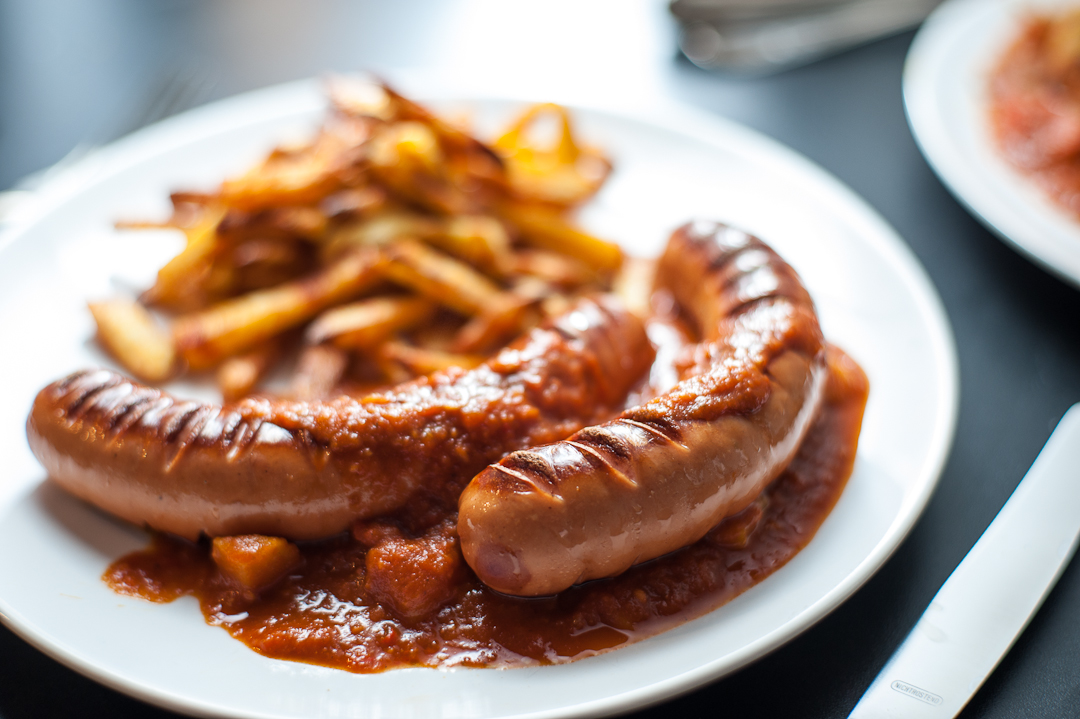 Currywurst mit Pommes